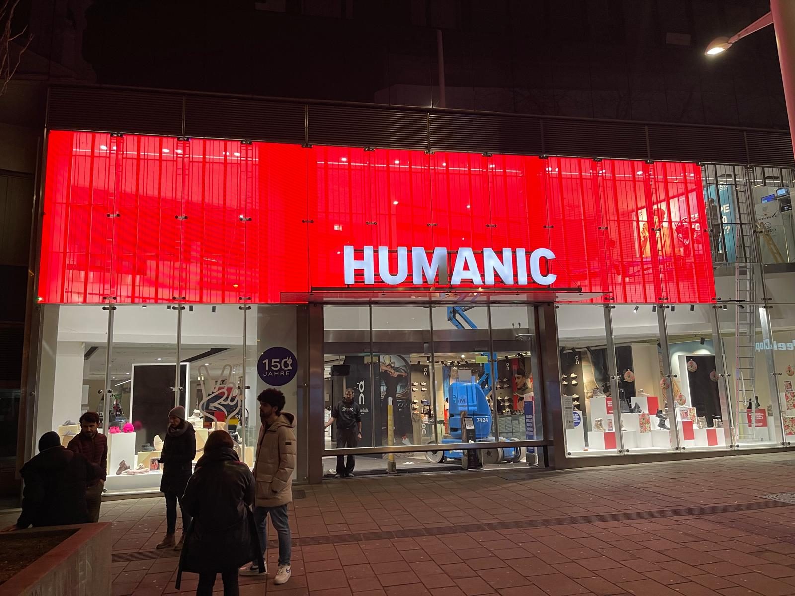 Transparentes LED Display Humanic Mariahilferstraße