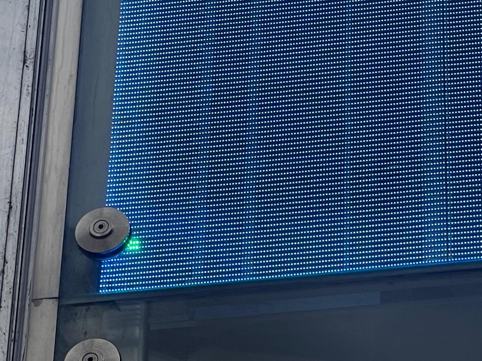 Transparentes LED Display Humanic Mariahilferstraße