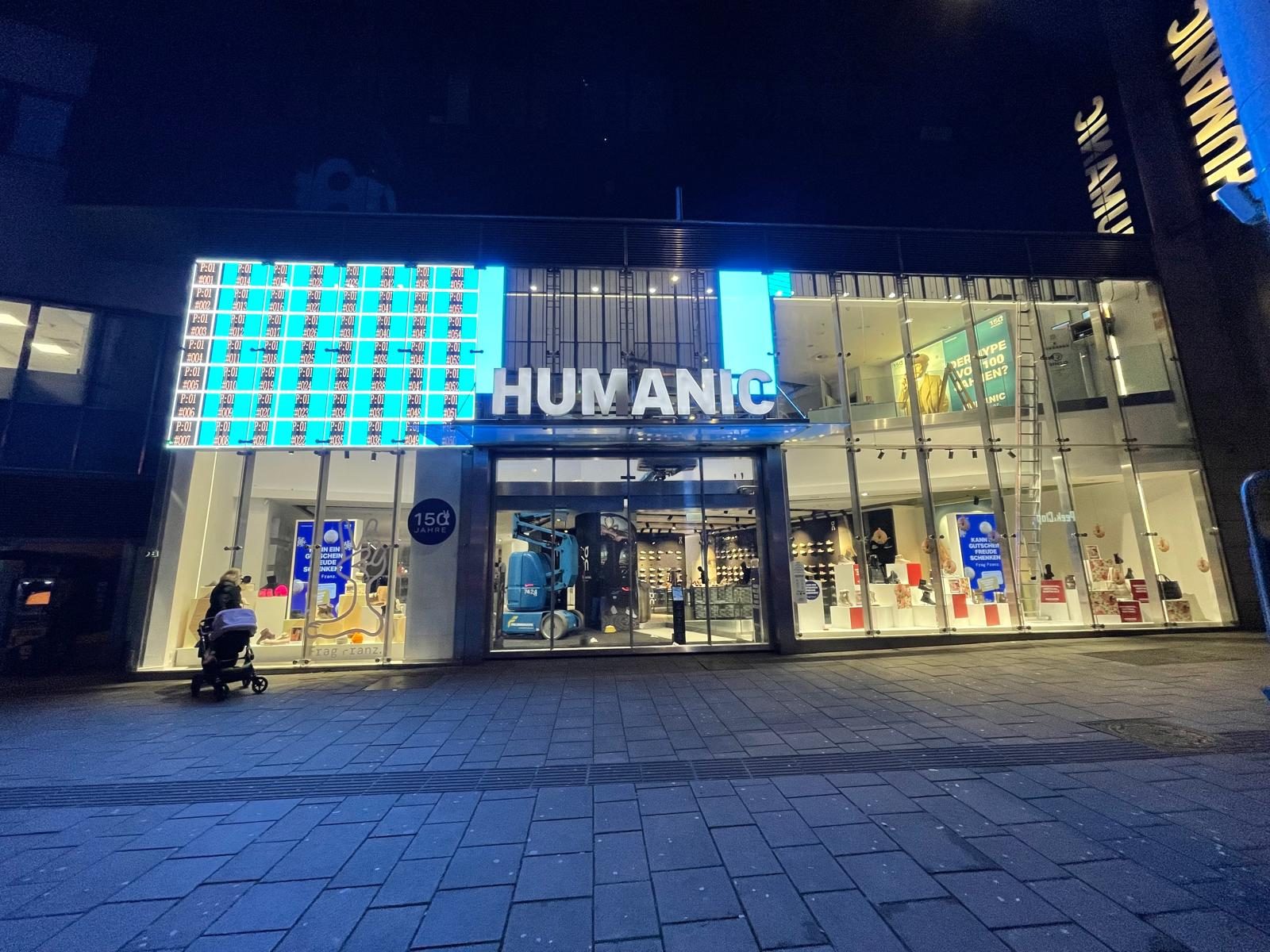 Transparentes LED Display Humanic Mariahilferstraße