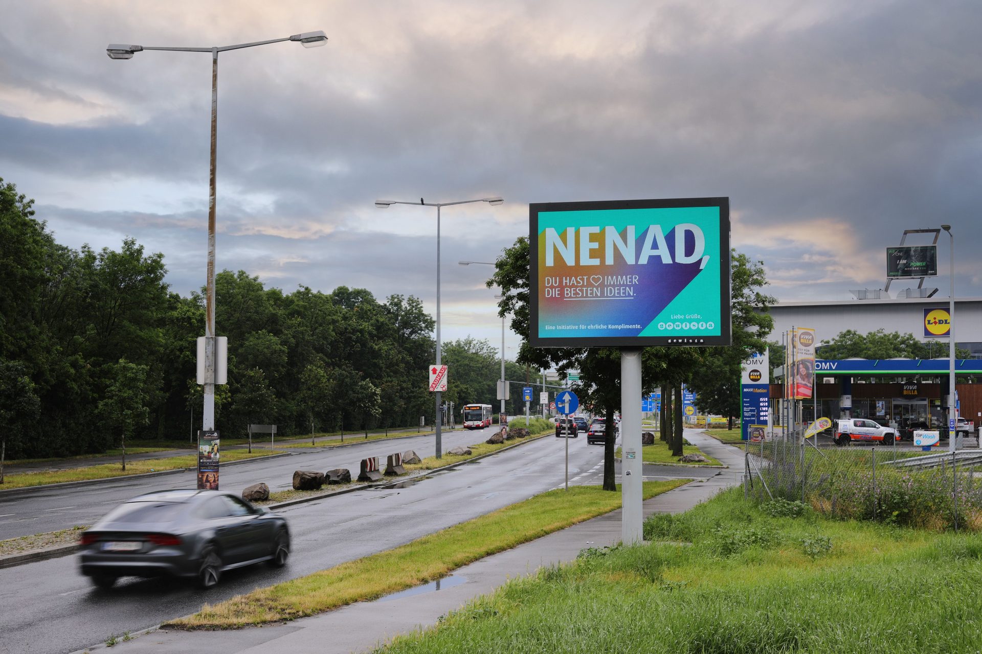 Freistehender Outdoor LED-Billboard mit wetterfester Konstruktion und hoher Leuchtkraft.