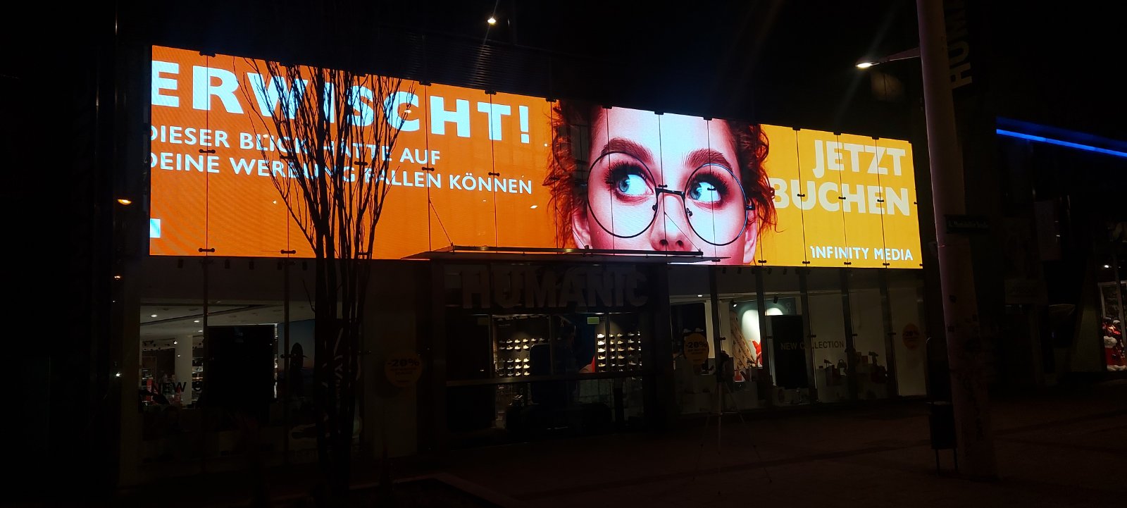 Transparentes Indoor LED-Display mit hoher Leuchtkraft in Wien.